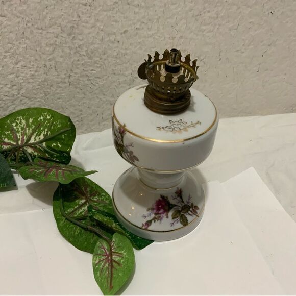 VINTAGE TILSO JAPAN  OIL LANTERN AND CHIMNEY WITH PINK ROSES 7” no glass G16 - Picture 2 of 7